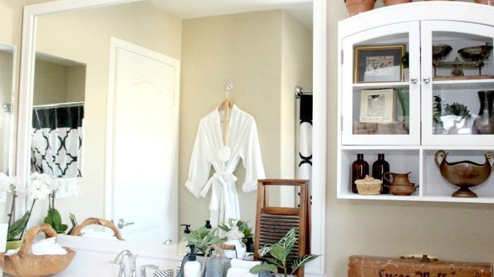Mendez Manor's DIY Guest Bathroom Makeover