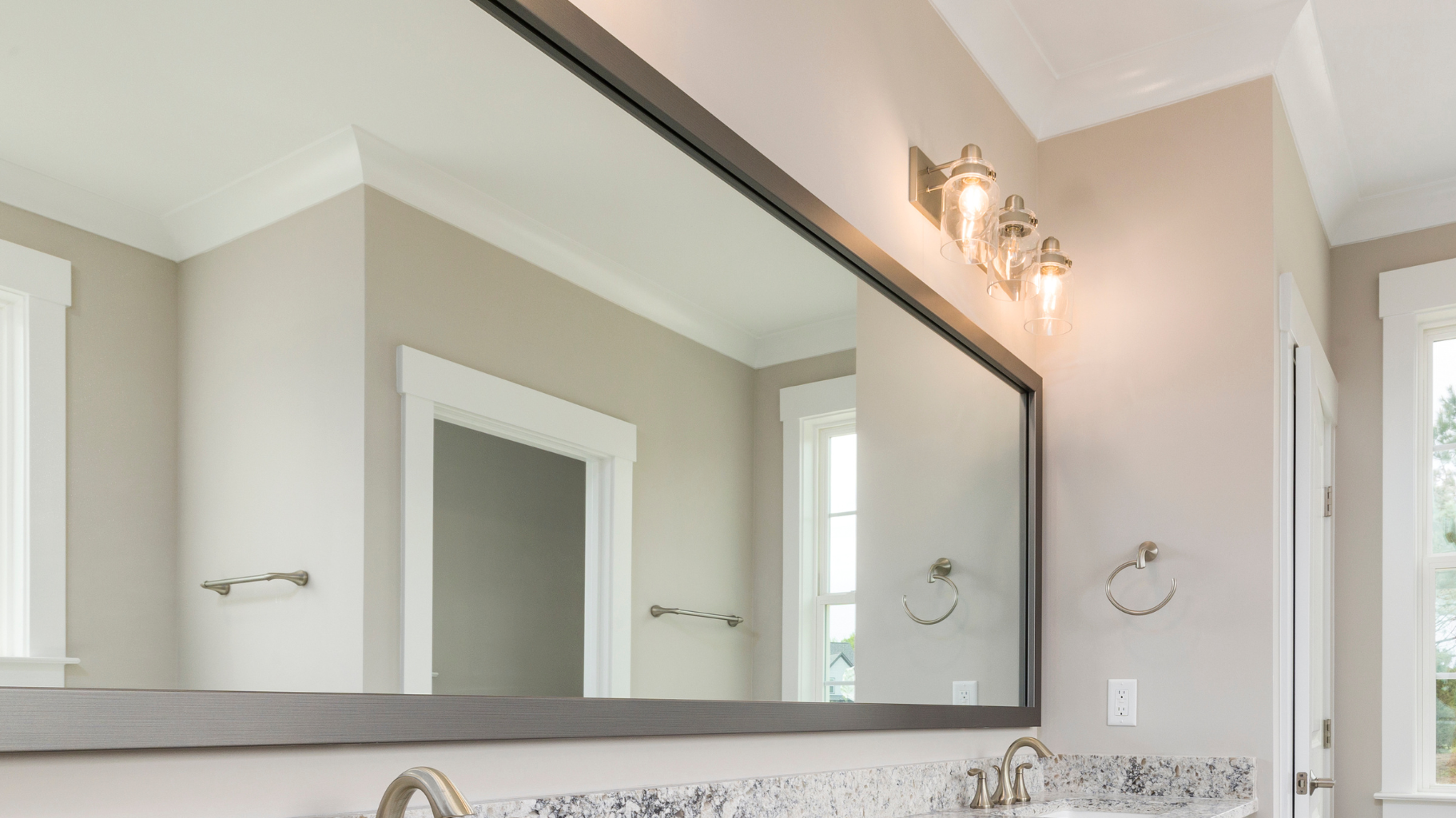 How to Choose the Right Frame for Your Bathroom Mirror