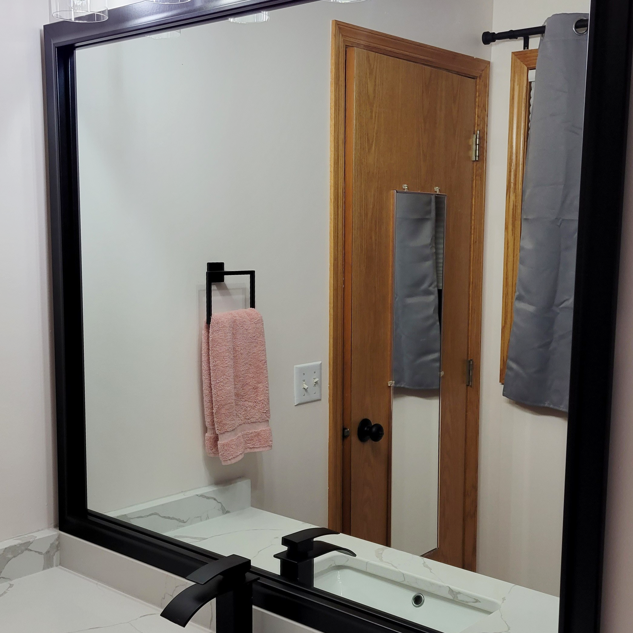 Avery Black Add A Frame