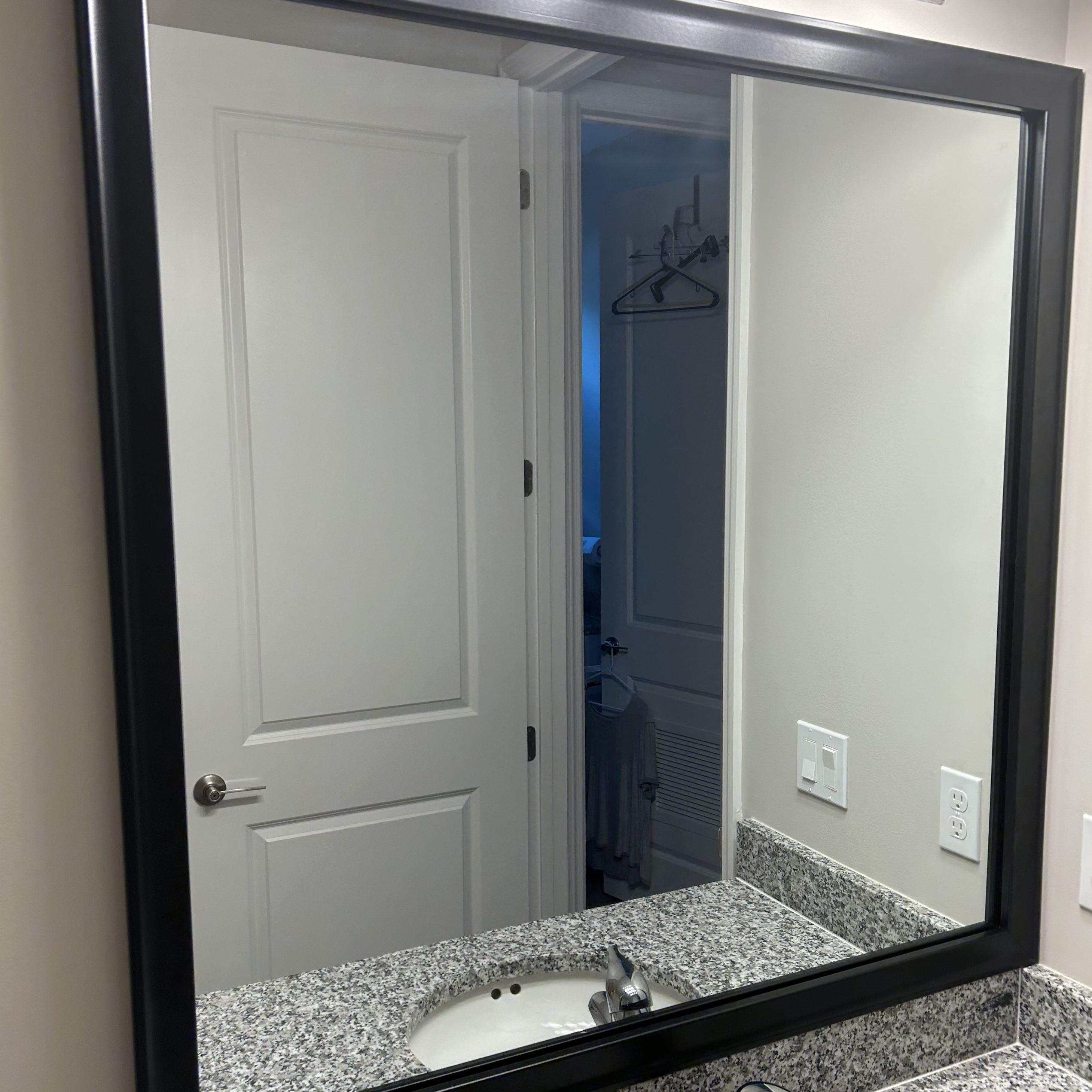 Avery Black Add A Frame