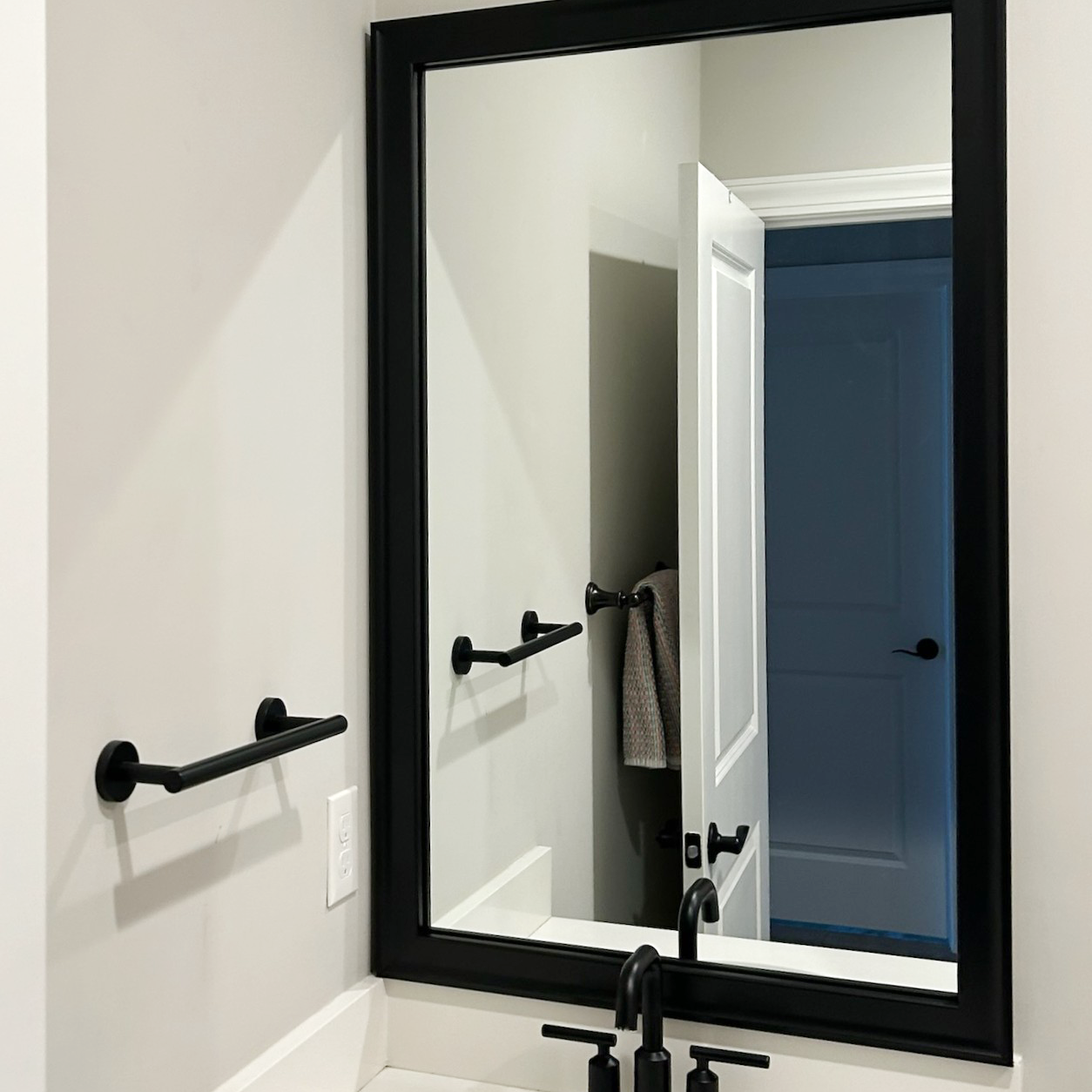 Avery Black Add A Frame
