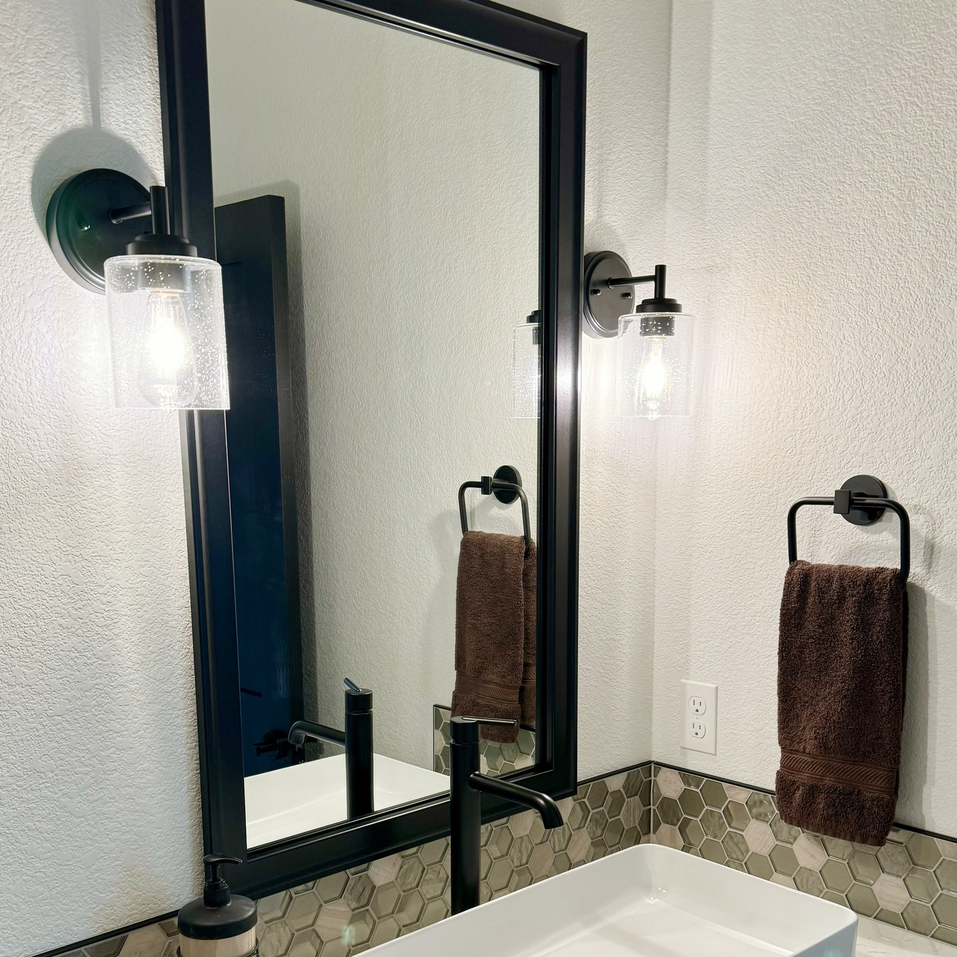 Avery Black Add A Frame