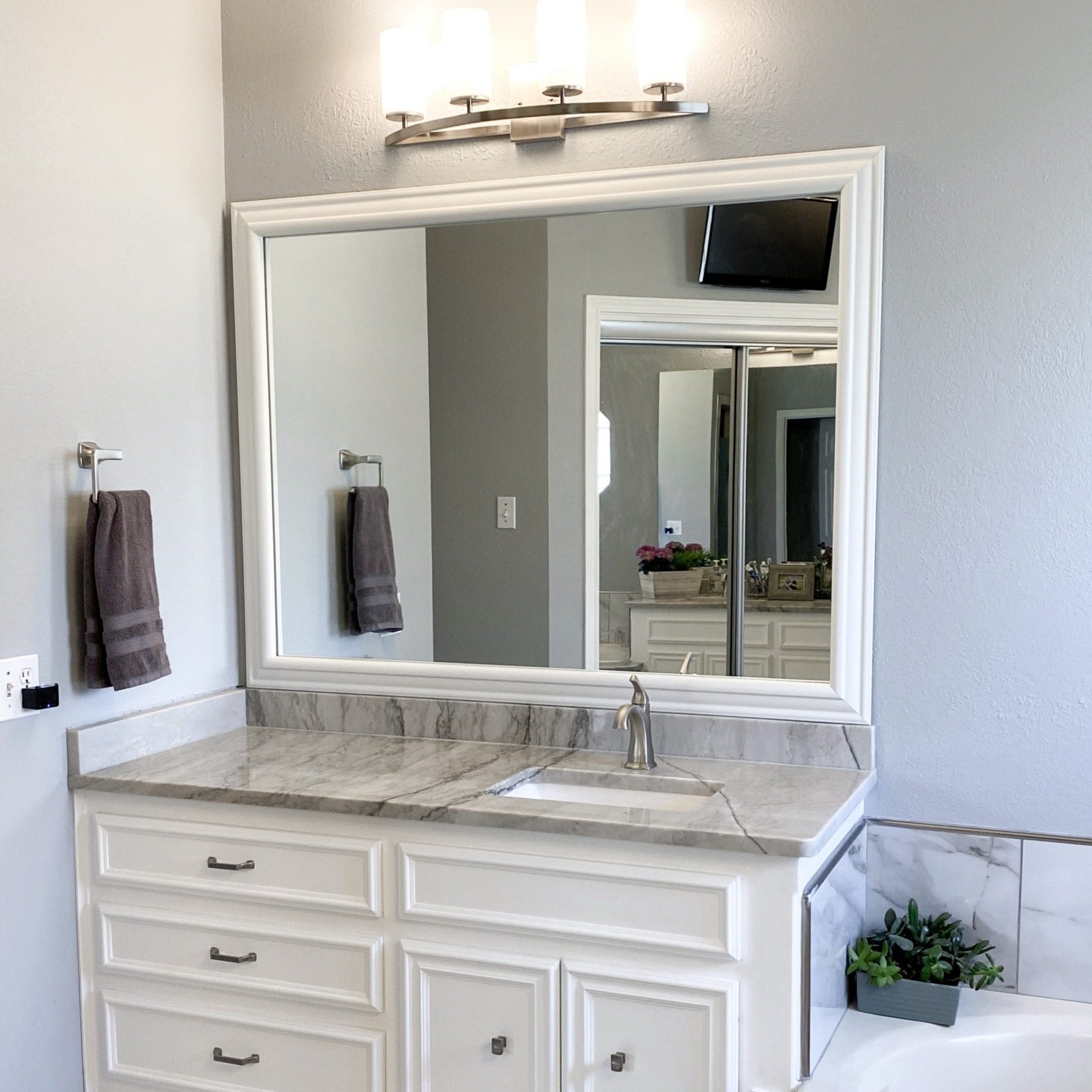 Humbolt Reverse White 568W