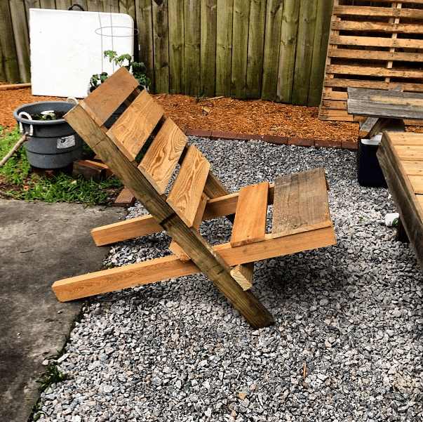 DIY Wood Pallet Tables and Chairs