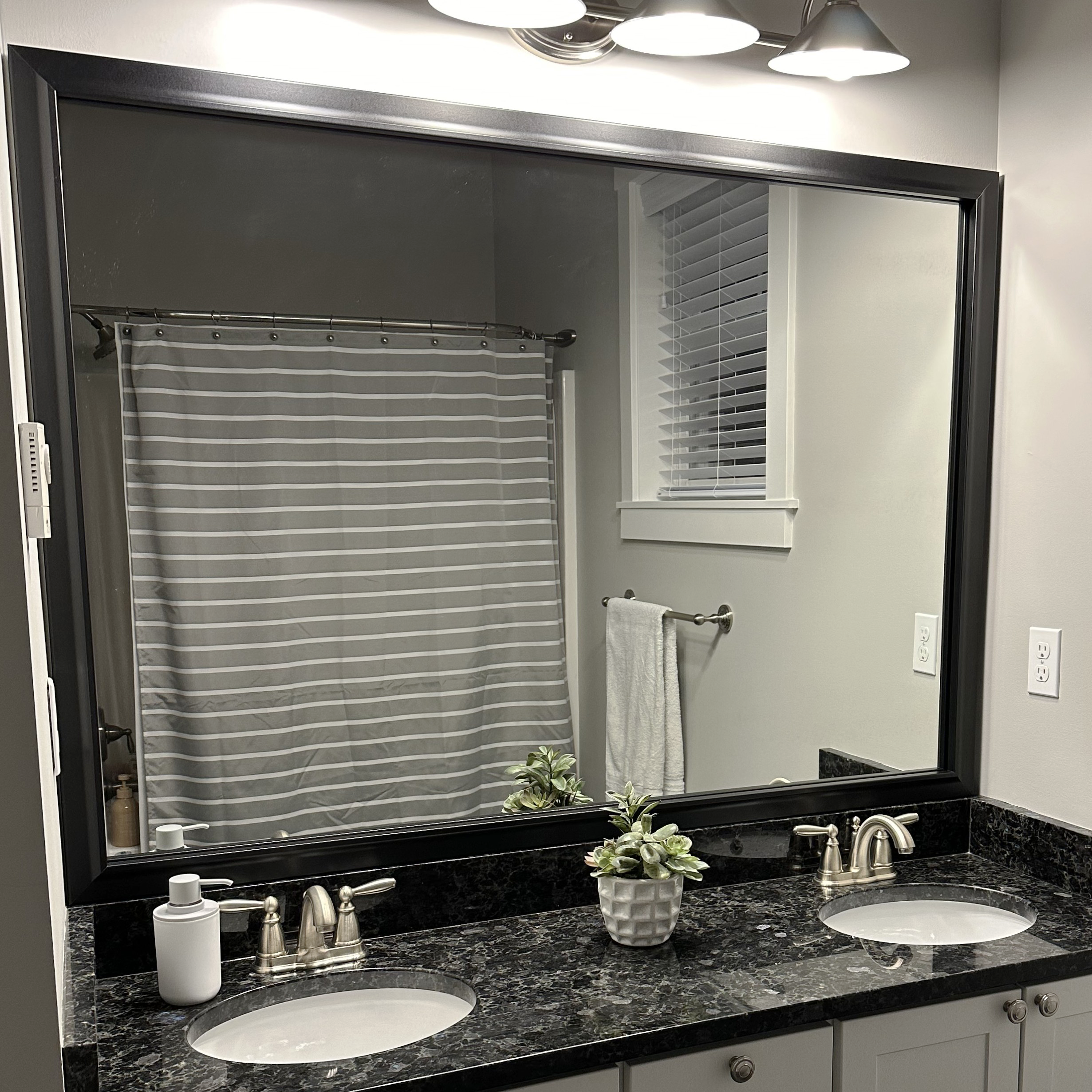 Avery Black Add A Frame