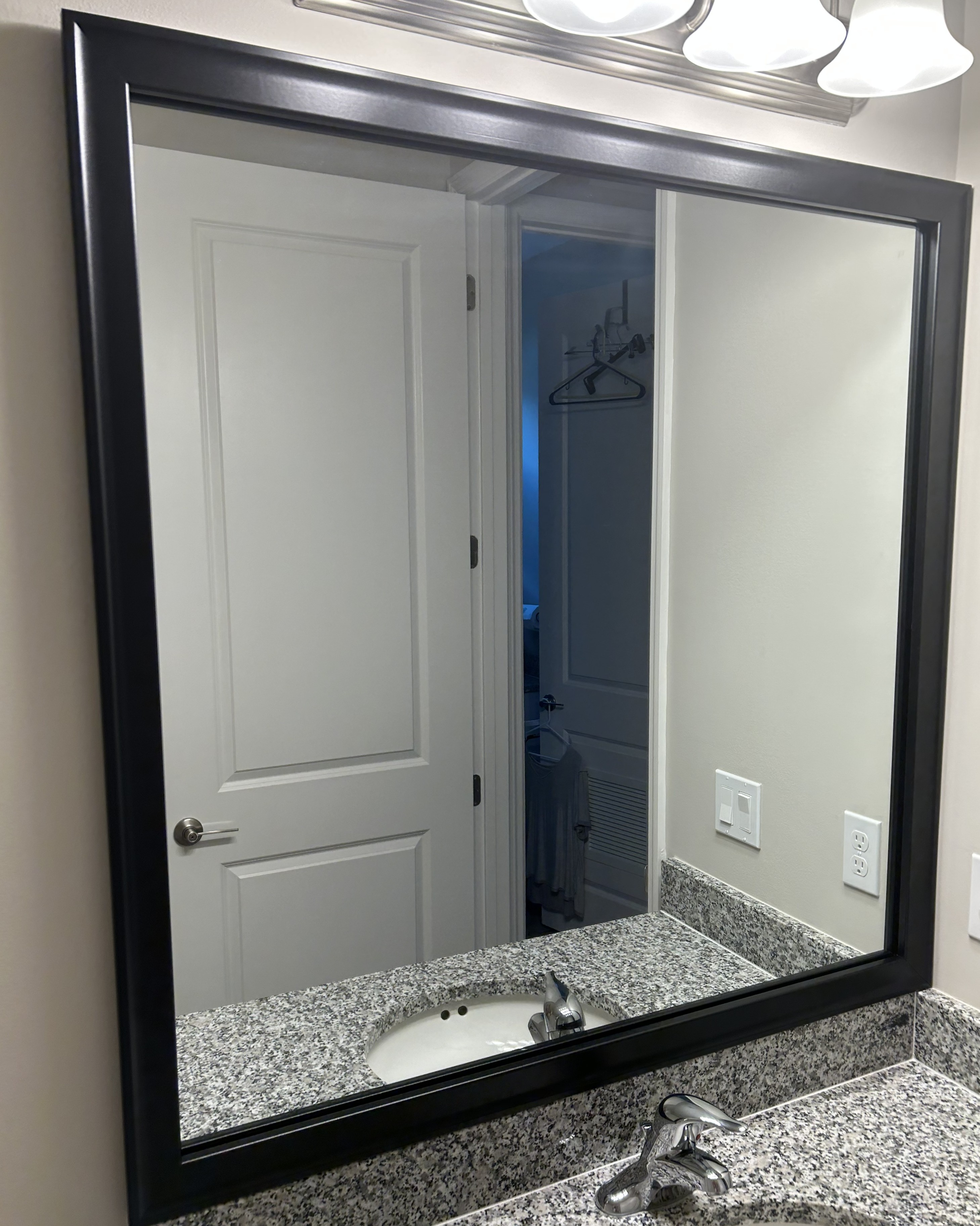 Avery Black Add A Frame