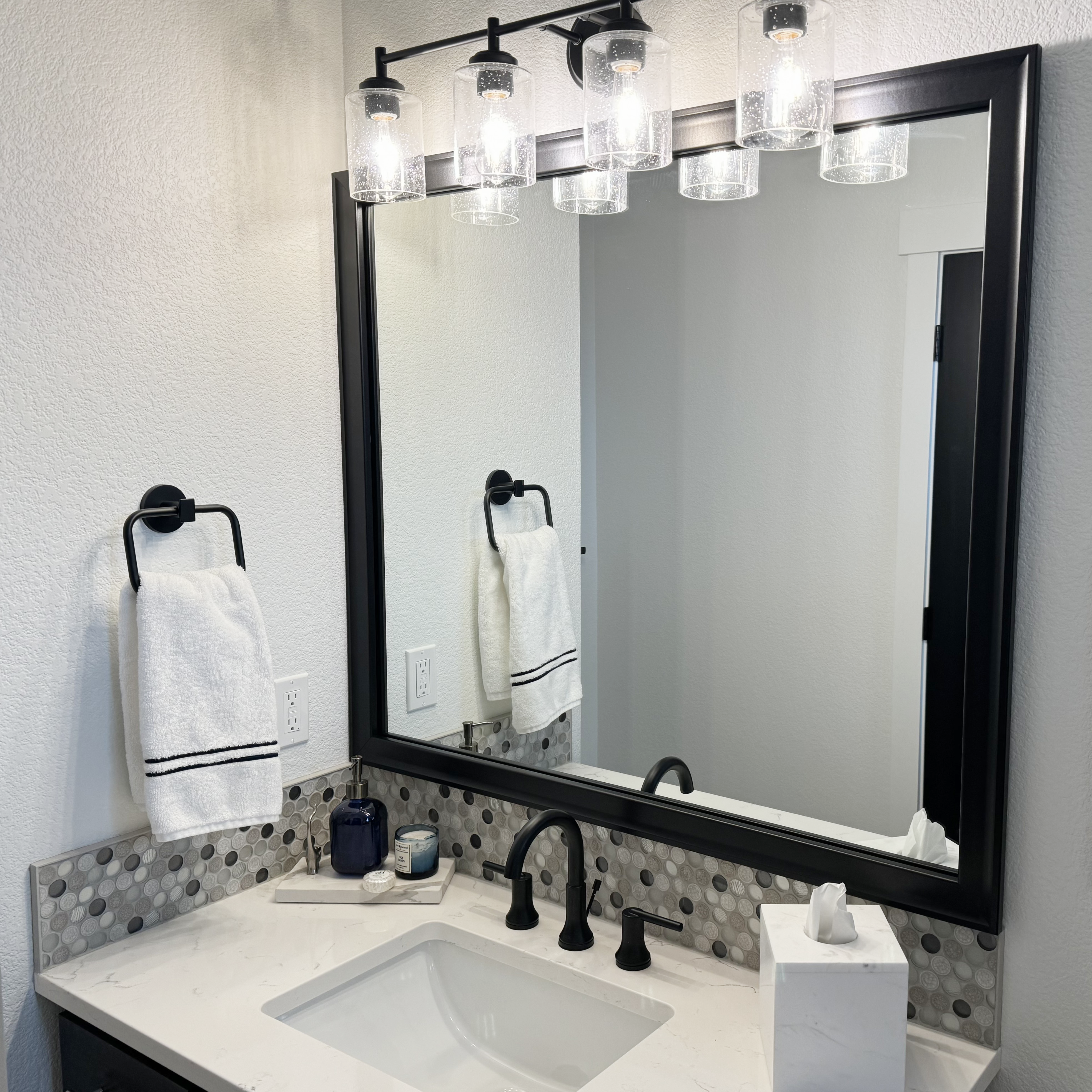 Avery Black Add A Frame