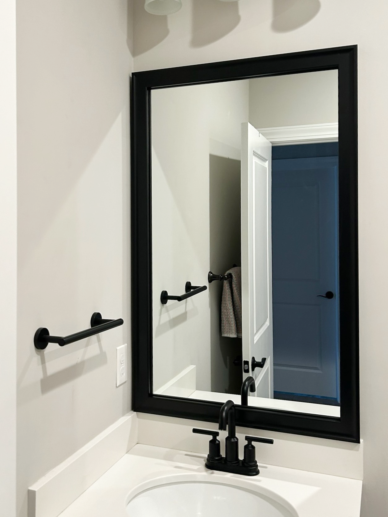 Avery Black Add A Frame