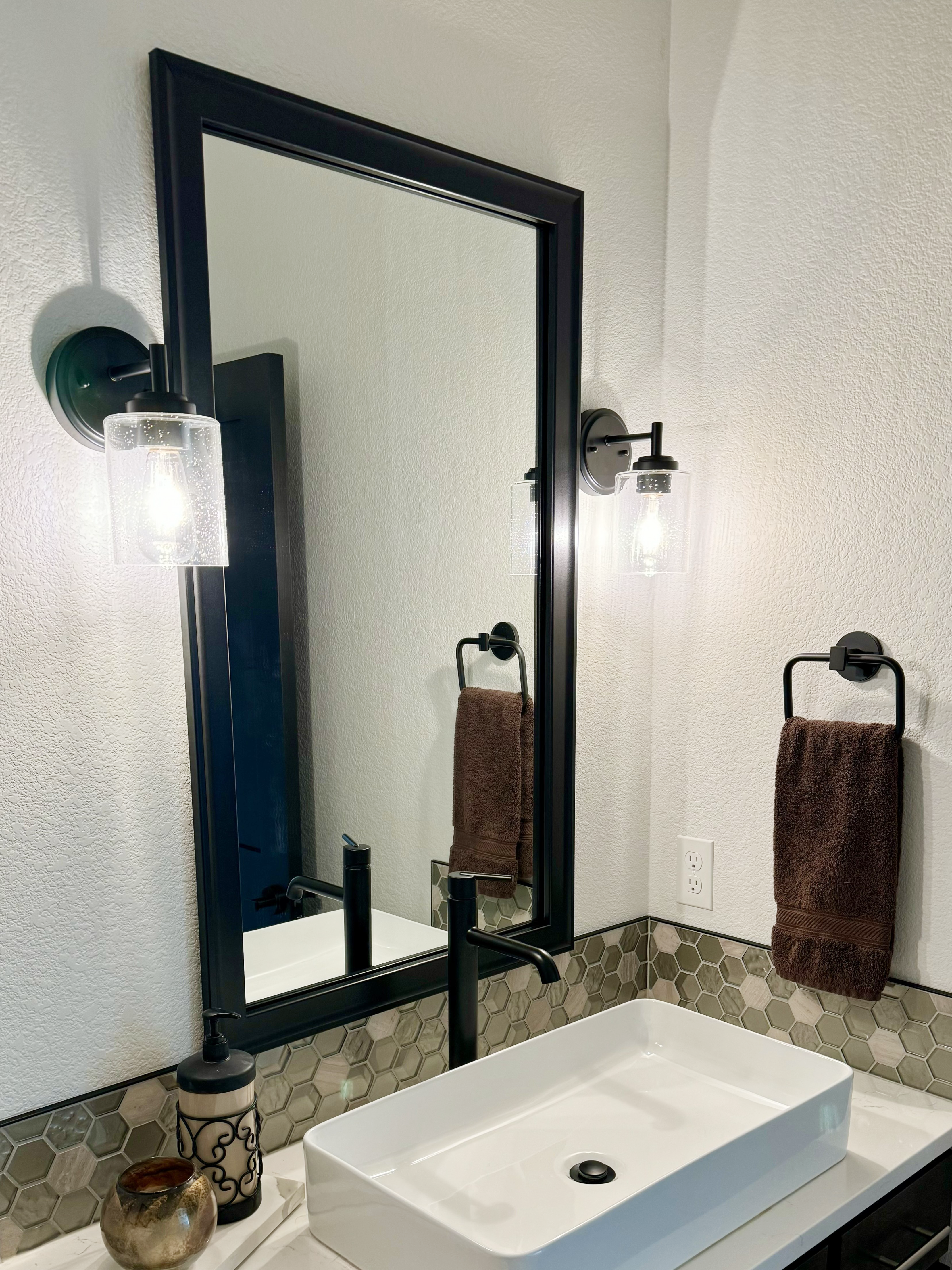 Avery Black Add A Frame